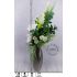 Stříbrná plochá váza s bílými květy lilií a kurkumy