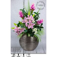 Luxusní dekorace s velkými růžovými květy krásných lilií a kurkumy