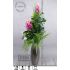 Designová váza s květy kurkumy a lilií v tropickém vzhledu