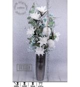 Velká designová váza s květy bílých magnolií a perlami