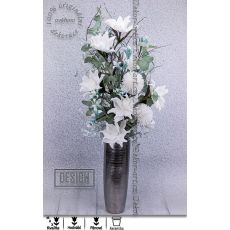 Velká designová váza s květy bílých magnolií a perlami