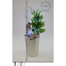 Krásná LED dekorace s vánočním stromkem a děvčátkem s lucernou