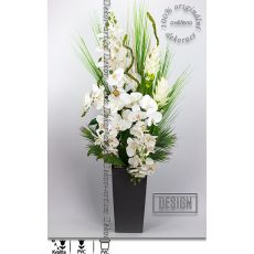 Luxusní dekorace s krásnými květy orchidejí a kurkumy