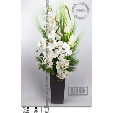 Luxusní dekorace s krásnými květy orchidejí a kurkumy