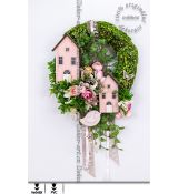 Věnec na dveře s krásnými domky a růžovými poupaty kamélií