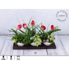 Jarní dekorace na strukturovaném dřevě plná červených tulipánů