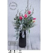 Stylová jarní dekorace s růžovými tulipány