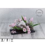 Stylový jarní design s růžovými květy tulipánů