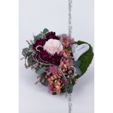 Dekorace na hrob ve tvaru srdce s bordó chryzantémou a eukalypty