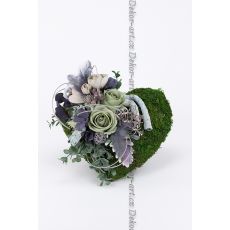 Dekorace na hrob – mechové srdce s květy kamelií, hortenzií a eukalypty