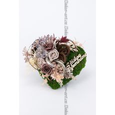 Elegantní srdce z mechu zdobené růžemi v tónu Mocha Mousse, doplněné podzimními větvičkami