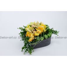 Dušičková vazba v srdci – žluté chryzantémy a orchideje