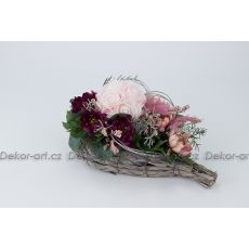 Šedé proutěné srdce s chryzantémami a andělským peřím - dušičková dekorace