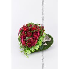 Mechové srdce s umělými květinami a červeným drátem