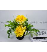 Ikebana s hedvábnými gerberami v černém květináči