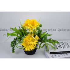 Ikebana s hedvábnými gerberami v černém květináči