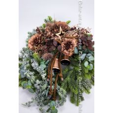 Vánoční věnec Modern Rustic s měděnými zvonky