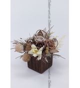 Luxusní aranžmá s pěnovými růžemi Mocha Moose v pleteném květináči