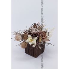 Luxusní aranžmá s pěnovými růžemi Mocha Moose v pleteném květináči