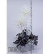 Bílé brokátové tillandsie na stonku s s šedými růžemi