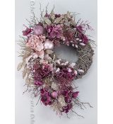 Bohatě zdobený vánoční věnec s ledovými květy a větvičkami