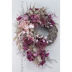 Bohatě zdobený vánoční věnec s ledovými květy a větvičkami