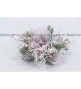 Stylový vánoční svícen s růžovou svíčkou, motiv zimní krajina a vánoční strom