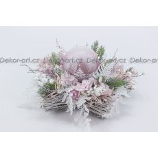 Stylový vánoční svícen s růžovou svíčkou, motiv zimní krajina a vánoční strom