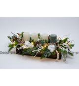 Přírodní adventní dekorace se strukturálním dřevem, rustikálními svícemi a LED osvětlením