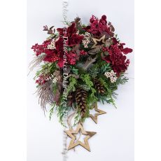 Tradiční vánoční věnec s moderním tropickým dřevem a hvězdami