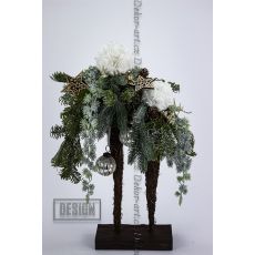 Moderní vánoční dekorace se zimním převisem a rustikálními ozdobami