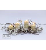 Velký vánoční svícen s krásnými květy magnolií  na strukturovaném dřevě LED bezpečné svíčky