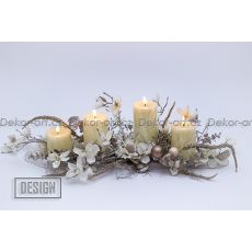 Velký vánoční svícen s krásnými květy magnolií  na strukturovaném dřevě LED bezpečné svíčky