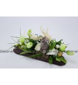 Jarní dekorace krásných kamelií a tulipánů na strukturovaném dřevě