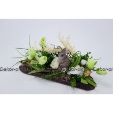 Jarní dekorace krásných kamelií a tulipánů na strukturovaném dřevě