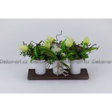 Moderní jarní dekorace na stůl s tulipány