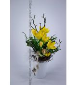 Jarní dekorace s hedvábnými žlutými krokusy v keramickém květináči