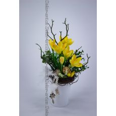 Jarní dekorace s hedvábnými žlutými krokusy v keramickém květináči