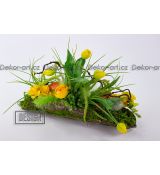 Mechová loďka – jarní dekorace se žlutými tulipány a vajíčky