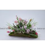 Stylová jarní dekorace – mechová loďka s růžovými tulipány