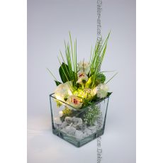 Romantické aranžmá s hedvábnými růžemi a LED světlem