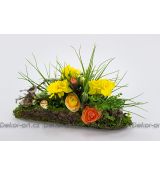 Přírodní styl jarní dekorace – mechová loďka s narcisy