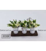 Letní dekorace s růžemi v keramických květináčích – minimalistické aranžmá na dřevě