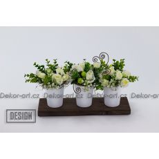 Letní dekorace s růžemi v keramických květináčích – minimalistické aranžmá na dřevě