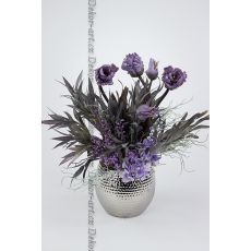 Fialová jarní dekorace ve stříbrném květináči – moderní aranžmá papouščích tulipánů