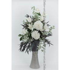 Luxusní aranžmá bílých magnolií, mint eukalyptu a elegantních bižuterních větviček