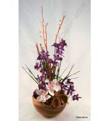 Bytová dekorace s orchidejemi v dřevěné bambusové misce.
